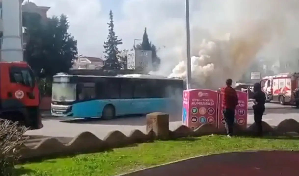 Antalya Gülveren'de Halk Otobüsü Alevlere Teslim Oldu 3